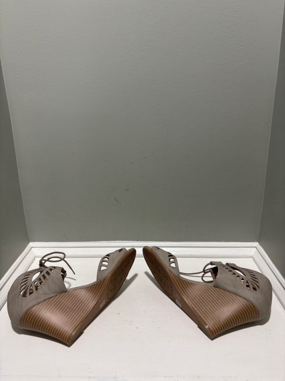 Chinese Laundry Women's Taupe Cutout Lace-Up Wedge Sandals-size 9 - Picture 6 of 7